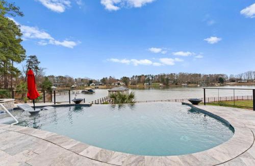Mayhew House | Lucent Sunset Retreat