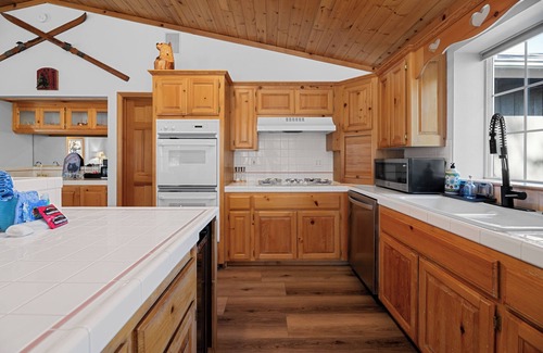 Upper Moonridge Cabin | Lucky Paws
