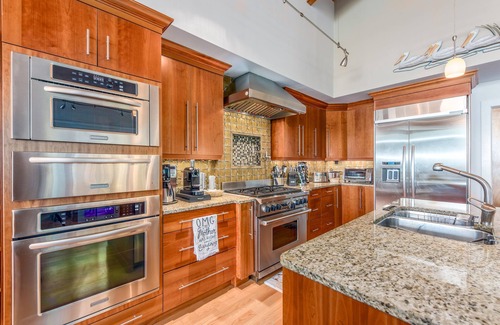 Hutchinson Island South House | Lux Palace ~ON~ beach w/lifeguard! 4 mast.suites, pool, elev. Bedrms <100USD nt