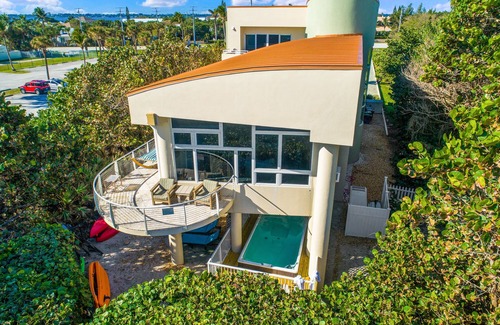 Hutchinson Island South House | Lux Palace ~ON~ beach w/lifeguard! 4 mast.suites, pool, elev. Bedrms <100USD nt