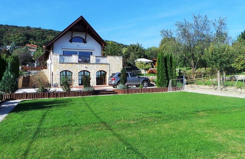Balatonfured Villa | Lux Spacious 4 Bedroom Villa Amazing Lake Views, 4 bathroom, S/Pool, Games Room