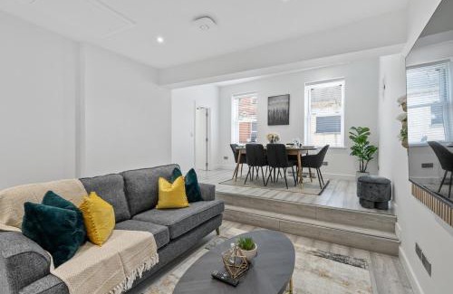 Swindon Apartment | Luxe Haven - 2 min from Station - Free Parking - Courtyard
