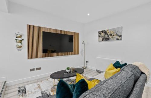 Swindon Apartment | Luxe Haven - 2 min from Station - Free Parking - Courtyard