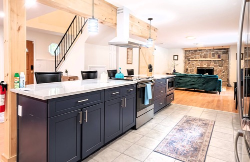 Wantage House | Luxe Retreat with Fireplace/WiFi/Pool near Water Parks, Golf Course, Wineries