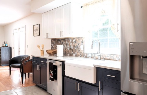 Wantage House | Luxe Retreat with Fireplace/WiFi/Pool near Water Parks, Golf Course, Wineries