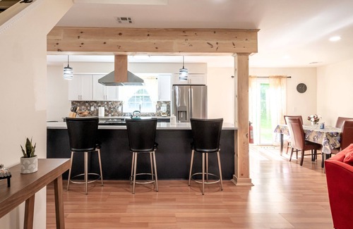 Wantage House | Luxe Retreat with Fireplace/WiFi/Pool near Water Parks, Golf Course, Wineries