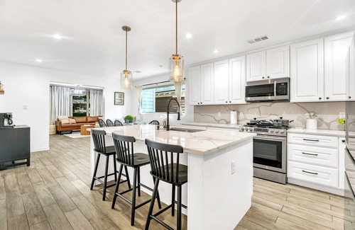 Oak Cliff House | Luxe Retreat with Hot Tub, Home Theater & Game Room