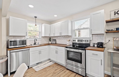Sans Souci House | Luxe Shower| 7 min to Downtown | Premier Property