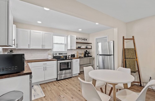 Sans Souci House | Luxe Shower| 7 min to Downtown | Premier Property