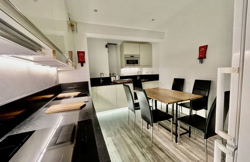 North Greenford House | Luxe Villa with 6 En-suite Bedrooms in West London - Wembley Stadium 5KM