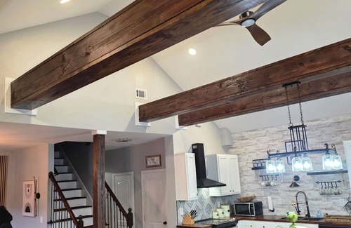 Taylor Berry House | Luxurious 4 bedroom home, 2 minute walk to the iconic. Churchill Downs!