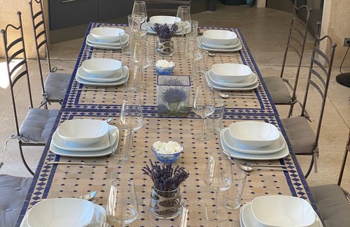 Eygalieres Villa | Luxurious, air-conditioned villa, ten minutes stroll to vibrant Eygalieres