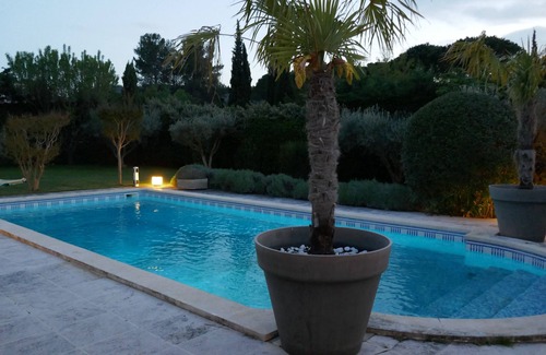 Eygalieres Villa | Luxurious, air-conditioned villa, ten minutes stroll to vibrant Eygalieres