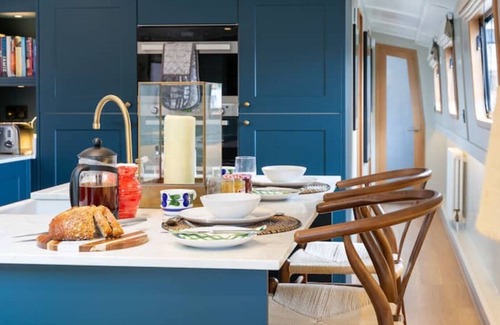 Limehouse Boat Rental | Luxurious houseboat in London
