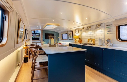 Limehouse Boat Rental | Luxurious houseboat in London