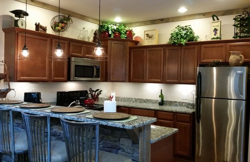 Monteagle Cabin | Luxurious Log Cabin With Breathtaking Bluff View and Hot Tub!