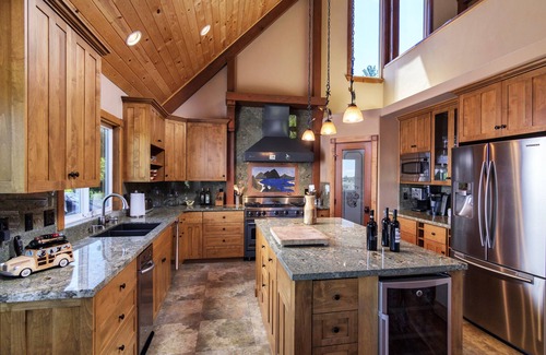 Lake Arrowhead Cabin | Luxurious Mountain Cabin w 2 master suites, jacuzzi, views, & AC