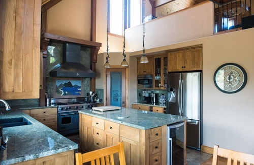 Lake Arrowhead Cabin | Luxurious Mountain Cabin w 2 master suites, jacuzzi, views, & AC