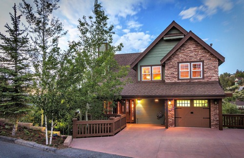Lake Arrowhead Cabin | Luxurious Mountain Cabin w 2 master suites, jacuzzi, views, & AC