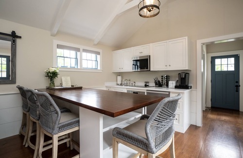 Nantucket Town House | LUXURIOUS New Cottage! 5-min. walk to Main St. And Harbor Beaches