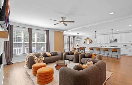 Dilworth House | Luxurious, Sleeps 13, Pool Table & Game Room, Spacious, 5 mins to Uptown