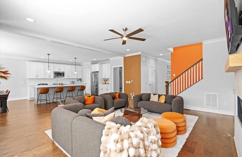 Dilworth House | Luxurious, Sleeps 13, Pool Table & Game Room, Spacious, 5 mins to Uptown