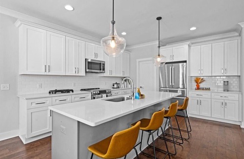 Dilworth House | Luxurious, Sleeps 13, Pool Table & Game Room, Spacious, 5 mins to Uptown