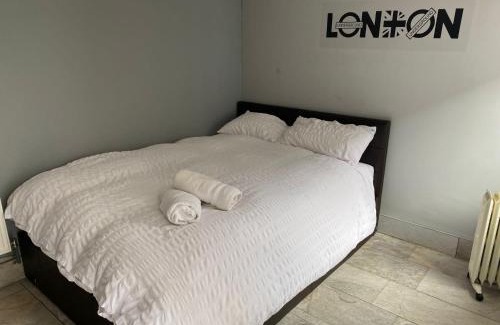 Lansbury House | Luxurious Soft Water Air Conditioning TV 5 Bed Arcade House