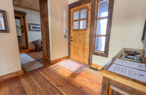 Bozeman Cabin | Luxurious Sourdough Canyon Lodge with Creek. 5 Star Rating. 5000+/- Sq Ft