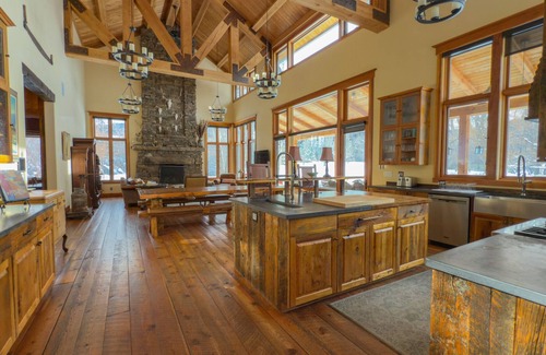 Bozeman Cabin | Luxurious Sourdough Canyon Lodge with Creek. 5 Star Rating. 5000+/- Sq Ft
