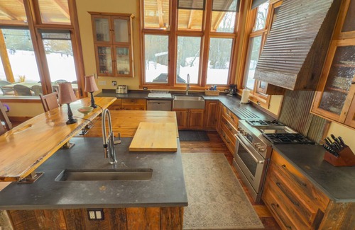 Bozeman Cabin | Luxurious Sourdough Canyon Lodge with Creek. 5 Star Rating. 5000+/- Sq Ft