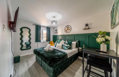 Livesey Apartment | Luxurious & Spacious 3-BR Free Parking Balcony