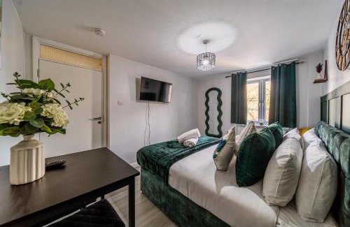Livesey Apartment | Luxurious & Spacious 3-BR Free Parking Balcony