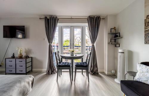 Livesey Apartment | Luxurious & Spacious 3-BR Free Parking Balcony