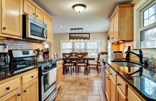 Skaneateles House | Luxurious, Three Bedroom, Pet Friendly Home. Walk to Village!