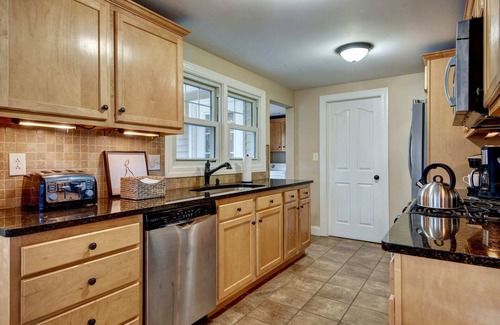 Skaneateles House | Luxurious, Three Bedroom, Pet Friendly Home. Walk to Village!