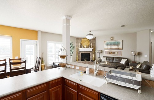 Wetmore House | ★ Luxurious Two-Story Home ★ Near La Cantera/Rim
