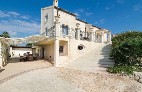 Donnalucata House | Luxurious Villa in Donnalucata with Pool