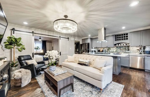 Peak's Suburban Addition Condo | Luxury 1-Bedroom Dallas condo minutes from downtown, designed to Marriott Gold Standards and featuring the Pod Pro smart bed for peak comfort