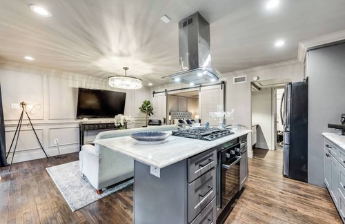 Peak's Suburban Addition Condo | Luxury 1-Bedroom Dallas condo minutes from downtown, designed to Marriott Gold Standards and featuring the Pod Pro smart bed for peak comfort