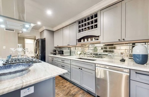 Peak's Suburban Addition Condo | Luxury 1-Bedroom Dallas condo minutes from downtown, designed to Marriott Gold Standards and featuring the Pod Pro smart bed for peak comfort
