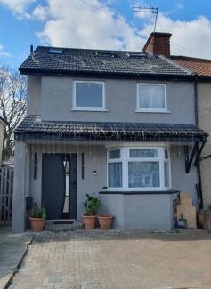 Ponders End House | Luxury 3 Bed London Home - 3 stops away from Tottenham Stadium - Perfect for Holidays