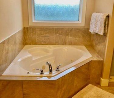 West Edmonton Villa | Luxury 3700 sq/5 bedroom/jettedtub/4 fireplaces