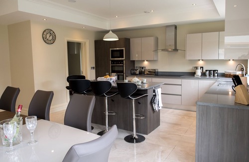 Killarney House | Luxury 4 Bedroom House 5mins walk to Killarney Town Centre