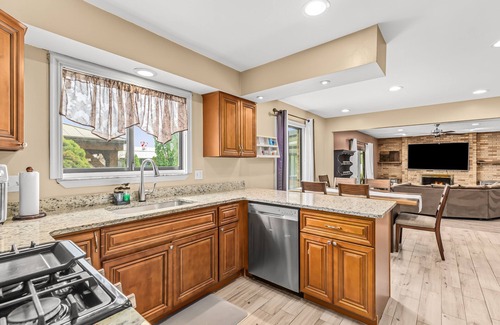 Livonia House | Luxury 4-BR Retreat: Spacious & Elegance!