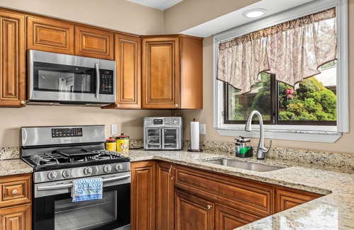 Livonia House | Luxury 4-BR Retreat: Spacious & Elegance!