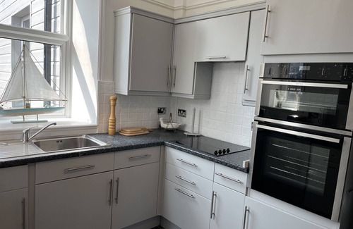 Nefyn House | Luxury 5 bedroom holiday home in an idylic seaside town in the Llyn Peninsula