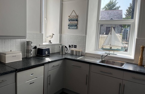 Nefyn House | Luxury 5 bedroom holiday home in an idylic seaside town in the Llyn Peninsula