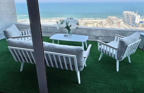 Bat Yam Apartment | Luxury 5-Bedroom Oceanfront Penthouse with Private Pool