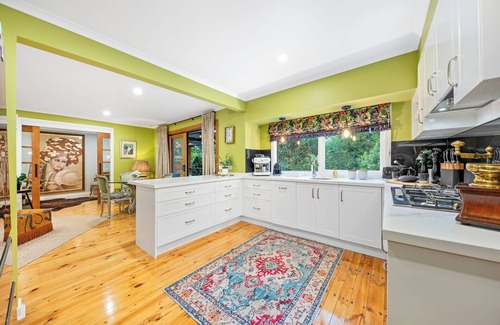 Mount Dandenong House | Luxury 5* Secluded, in Nature - Pet Friendly. Walk to village cafe's, shops